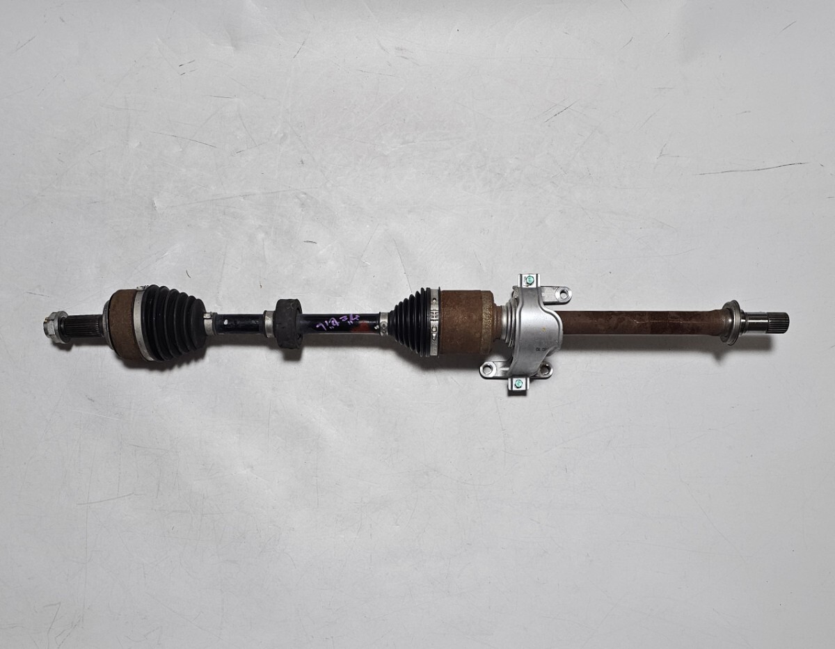 ホンダ ヴェゼル eHEV・RV5/RV6 純正 フロントドライブシャフト 右 良品 低走 2024年車 2WD/4WD共通 品番:44305-3N0-010_画像1