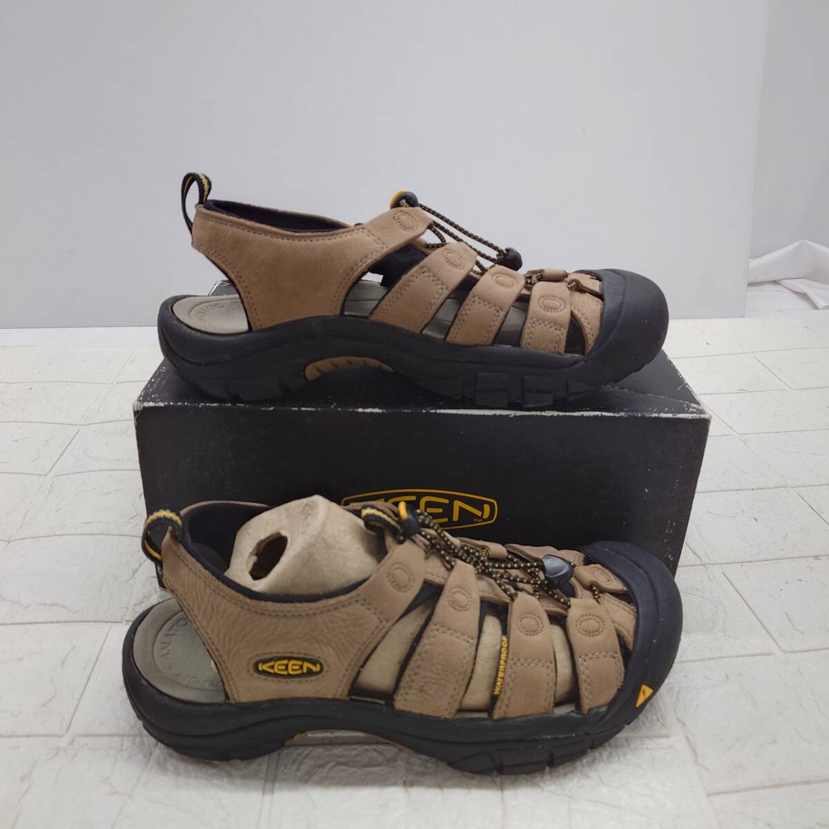 *[ ликвидация запасов цена ]KEEN новый порт сандалии 110220-SMKY 27cm бежевый подошва облупленное место иметь *T11-584J