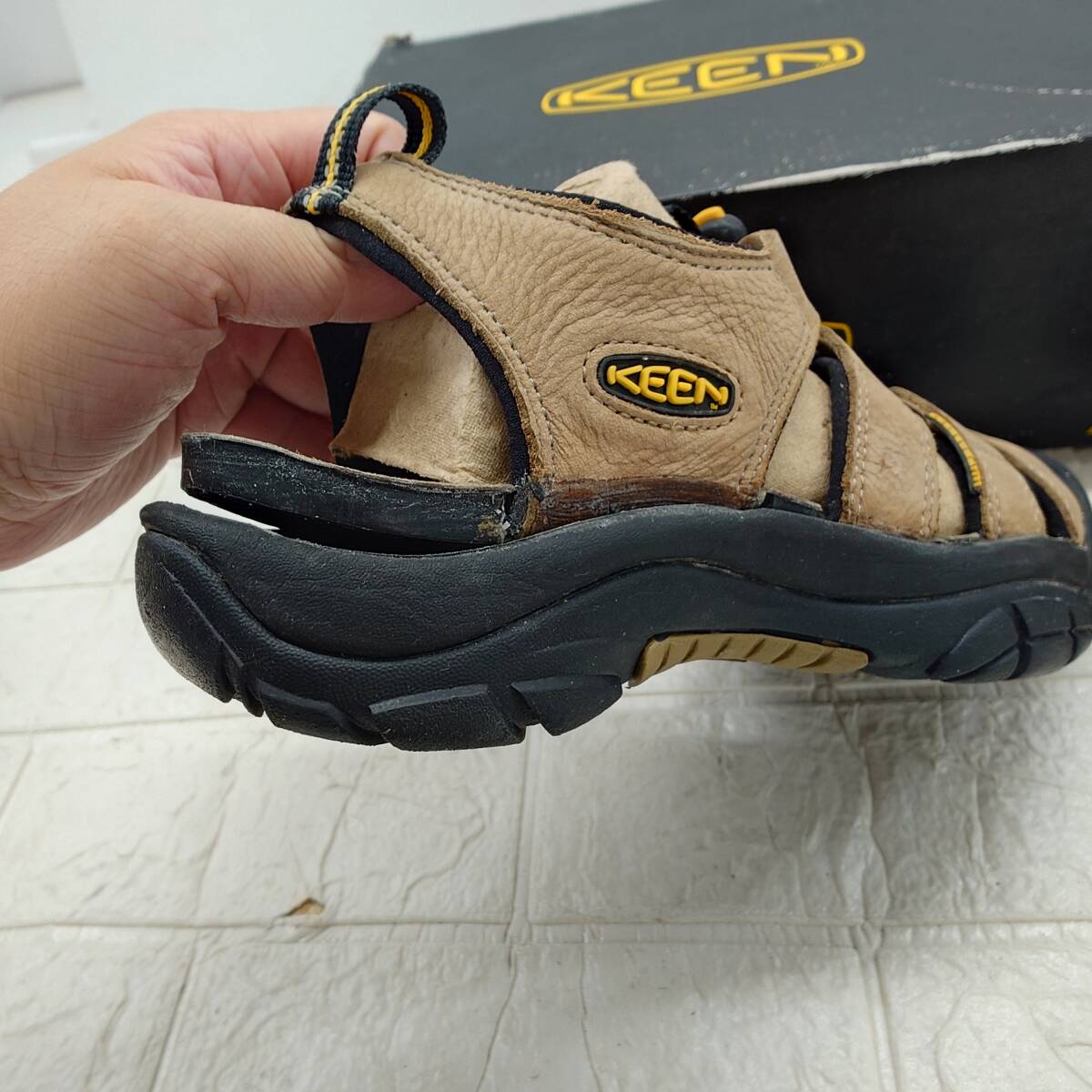 *[ ликвидация запасов цена ]KEEN новый порт сандалии 110220-SMKY 27cm бежевый подошва облупленное место иметь *T11-584J