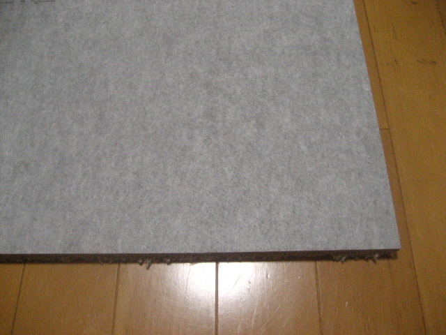 日本製防音タイルカーペット(16枚)厚み約13.6mm(1617)在庫136枚・裏面不織布・1枚250円~_画像3