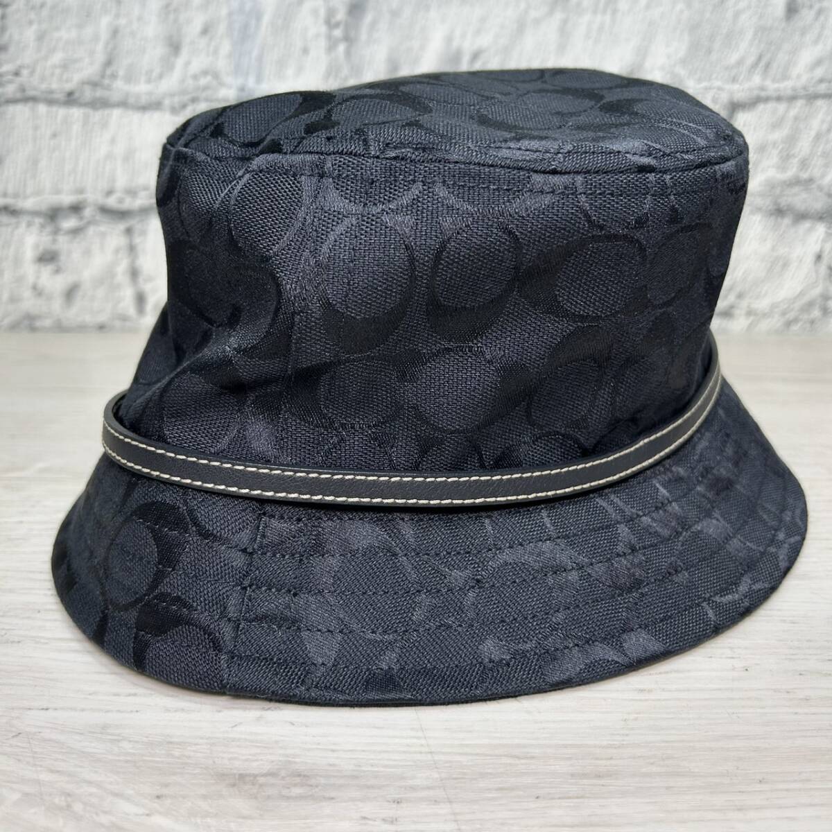 【YH-4064】中古品 COACH コーチ シグネチャー ロゴ バケットハット ブラック系 レディース 帽子 サイズ：M/L 付属品無し_画像2