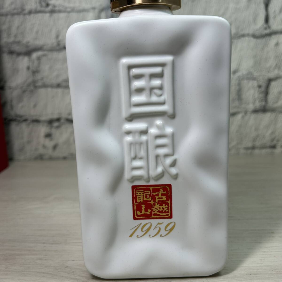 【YH-4171】未開栓品 古越龍山 国醸 20年 1959 15% 500ml 陶器 重量約1132g 箱 冊子付 中国酒 古酒_画像2