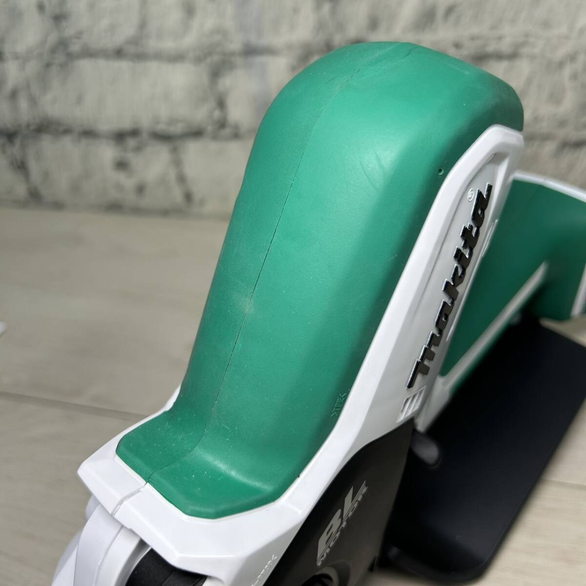 【YH-4185】中古美品 makita マキタ 100㎜ 充電式 ハンディソー MUC100DWHG 充電器 + バッテリー 付き 電動工具 チェーンソー 箱付き_画像5