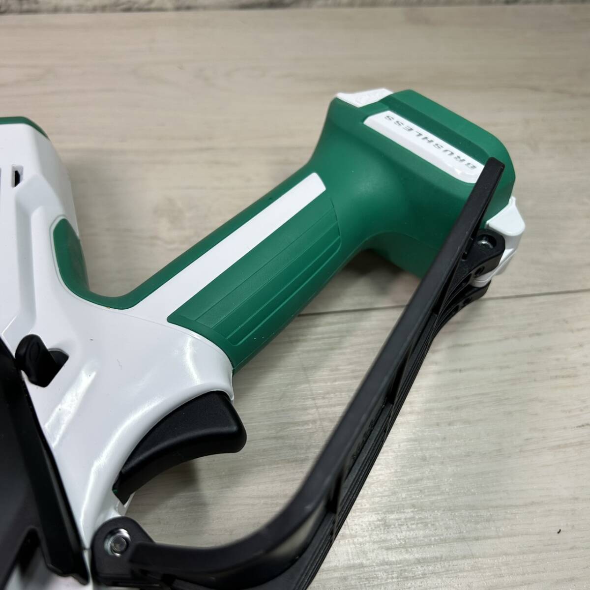 【YH-4185】中古美品 makita マキタ 100㎜ 充電式 ハンディソー MUC100DWHG 充電器 + バッテリー 付き 電動工具 チェーンソー 箱付き_画像6