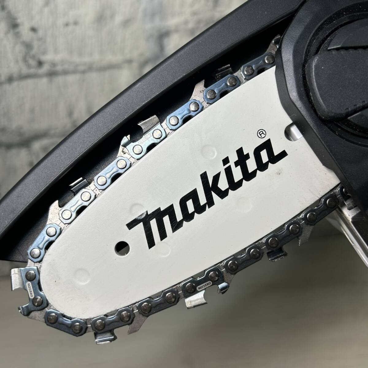 【YH-4185】中古美品 makita マキタ 100㎜ 充電式 ハンディソー MUC100DWHG 充電器 + バッテリー 付き 電動工具 チェーンソー 箱付き_画像4