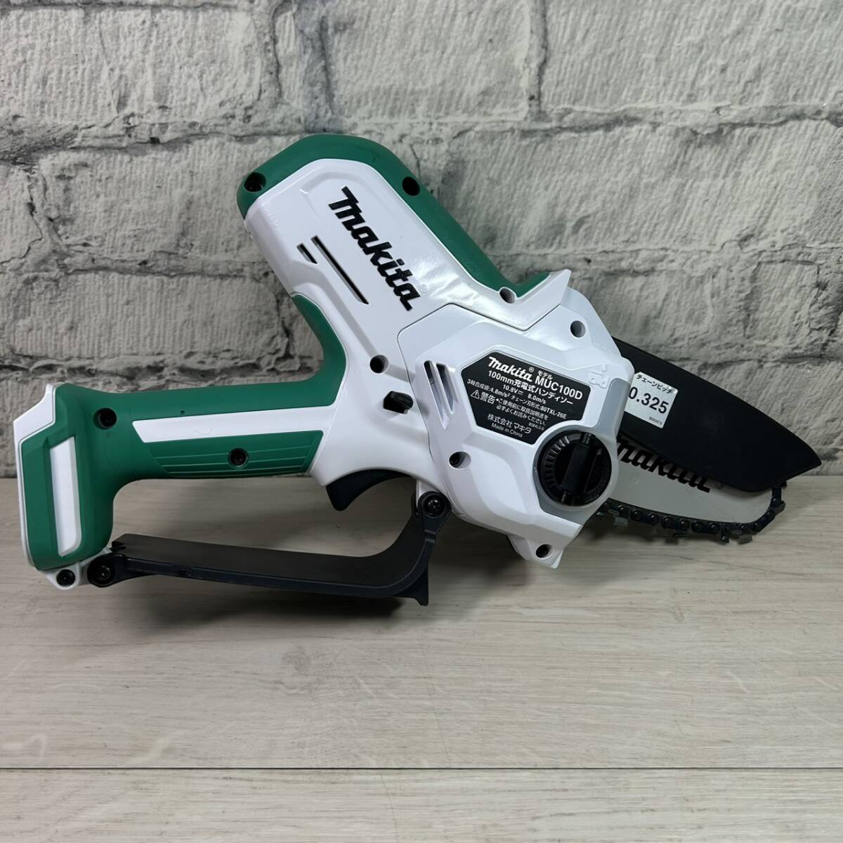 【YH-4185】中古美品 makita マキタ 100㎜ 充電式 ハンディソー MUC100DWHG 充電器 + バッテリー 付き 電動工具 チェーンソー 箱付き_画像3