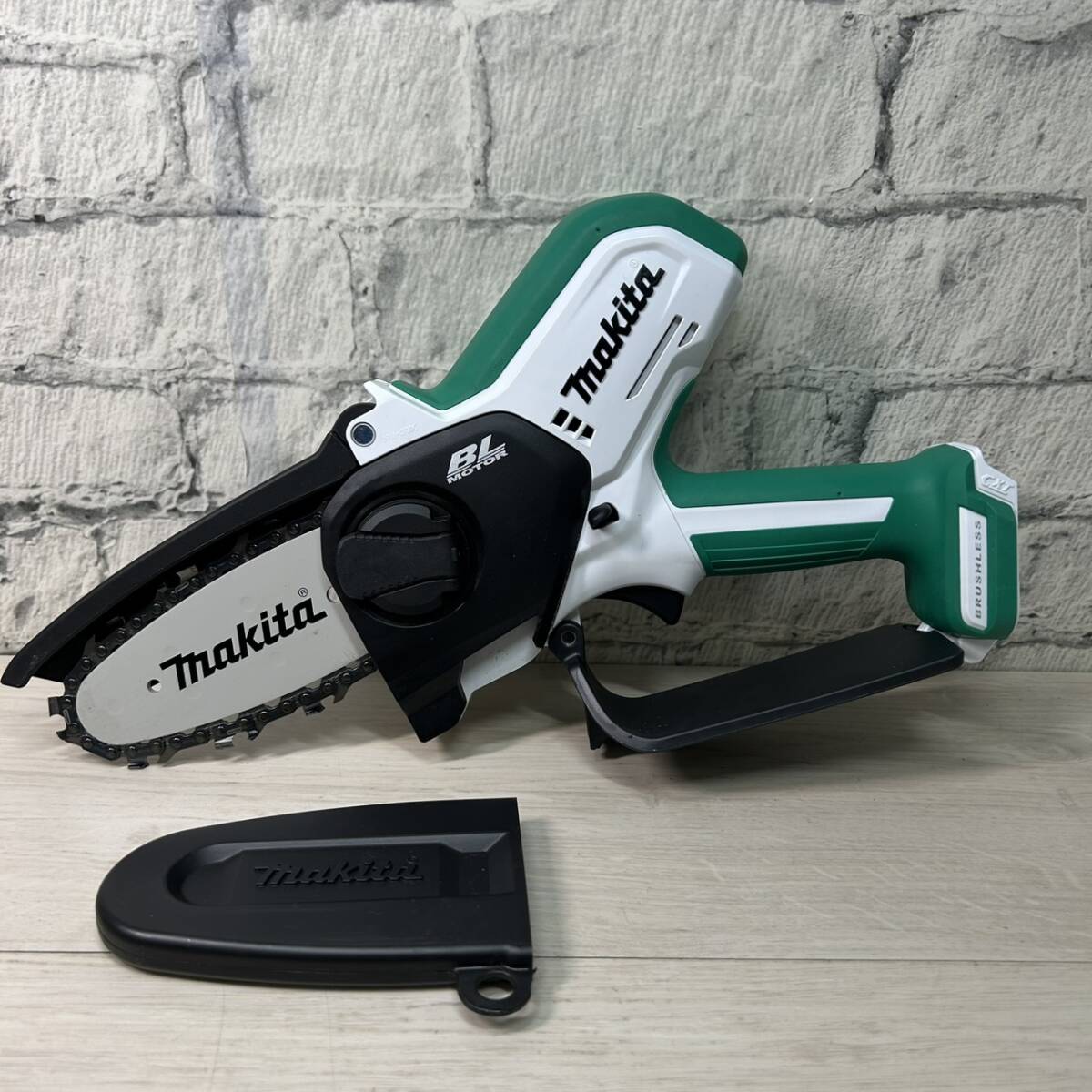 【YH-4185】中古美品 makita マキタ 100㎜ 充電式 ハンディソー MUC100DWHG 充電器 + バッテリー 付き 電動工具 チェーンソー 箱付き_画像2