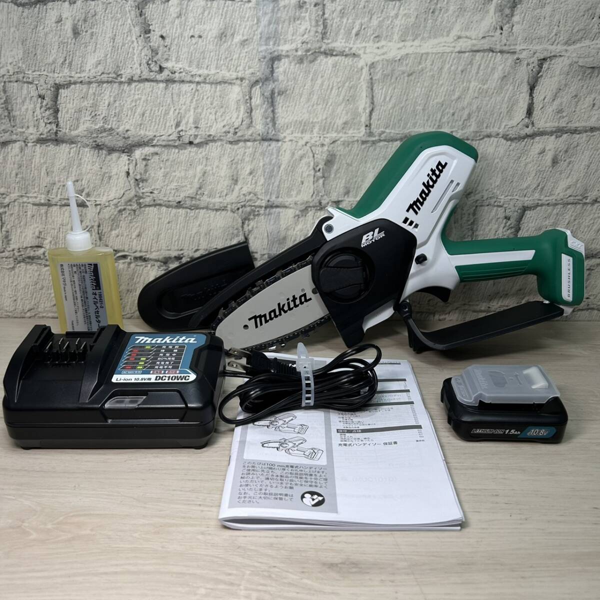 【YH-4185】中古美品 makita マキタ 100㎜ 充電式 ハンディソー MUC100DWHG 充電器 + バッテリー 付き 電動工具 チェーンソー 箱付き_画像1