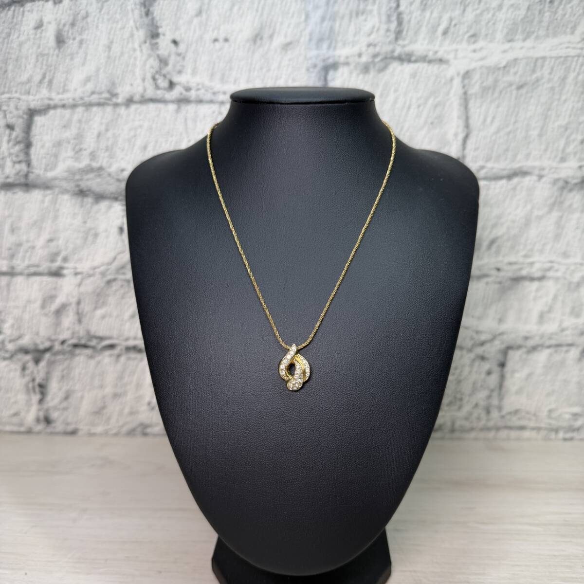 ●【YH-4199】保管品 Christian Dior クリスチャンディオール ネックレス ペンダント ゴールドカラー ラインストーン ノット アクセサリー_画像1