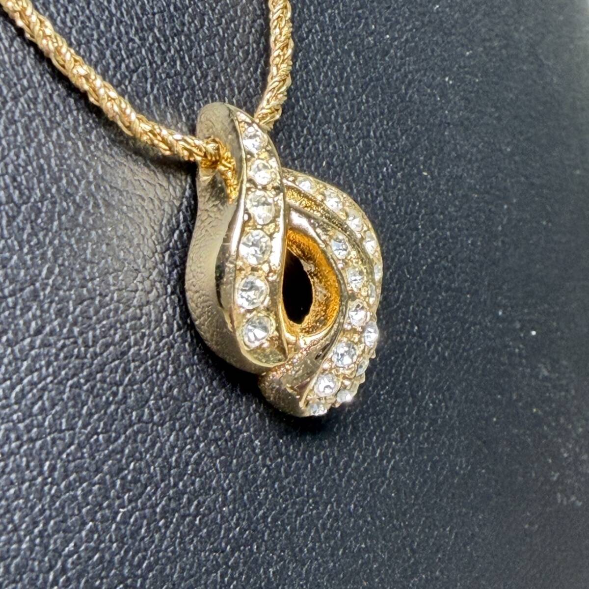 ●【YH-4199】保管品 Christian Dior クリスチャンディオール ネックレス ペンダント ゴールドカラー ラインストーン ノット アクセサリー_画像4