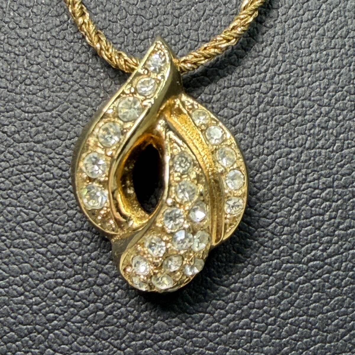 ●【YH-4199】保管品 Christian Dior クリスチャンディオール ネックレス ペンダント ゴールドカラー ラインストーン ノット アクセサリー_画像3