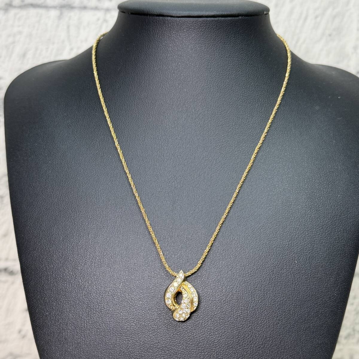 ●【YH-4199】保管品 Christian Dior クリスチャンディオール ネックレス ペンダント ゴールドカラー ラインストーン ノット アクセサリー_画像2