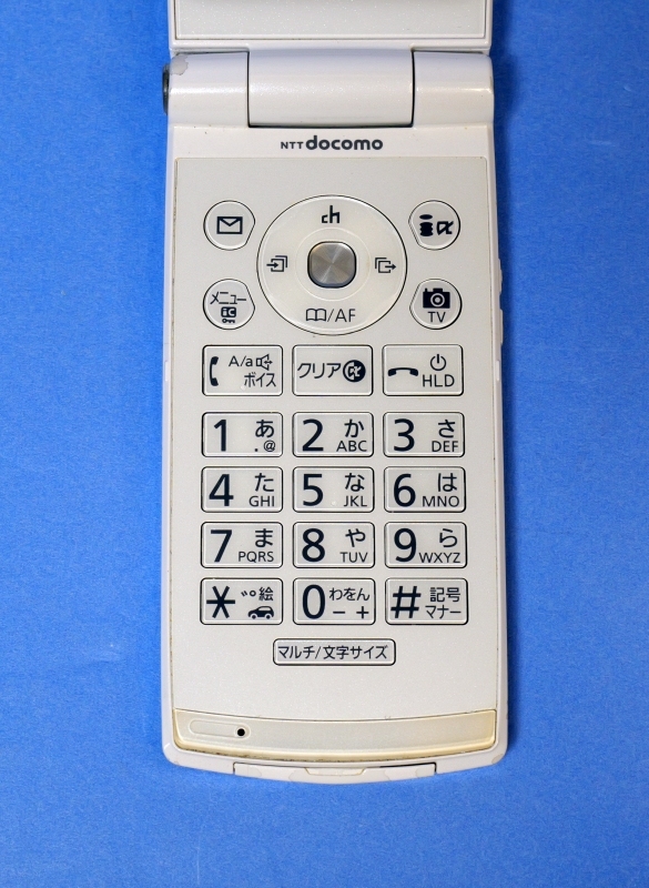 ♪♪docomo P-06A ホワイト Panasonic (本体、リアカバー、純正バッテリー、SIMアダプタ)♪♪_画像2