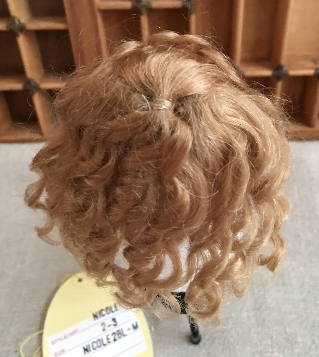 28W ビスクドール用 モヘアウィッグ KEPMER Nicole サイズ 2-3インチ DK BLONDE (ブロンド)_画像3