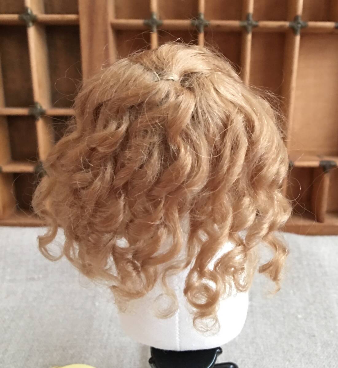 28W ビスクドール用 モヘアウィッグ KEPMER Nicole サイズ 2-3インチ DK BLONDE (ブロンド)_画像4