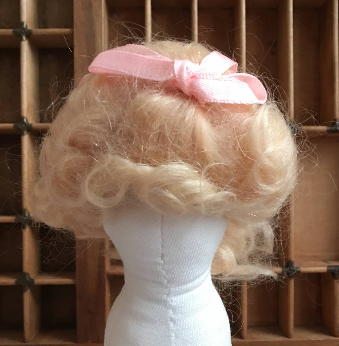 26W ビスクドール用 モヘアウィッグ KAIS LISA (#03256) サイズ 5”-6”インチ Golden-Blonde (ゴールデン ブロンド)_画像2