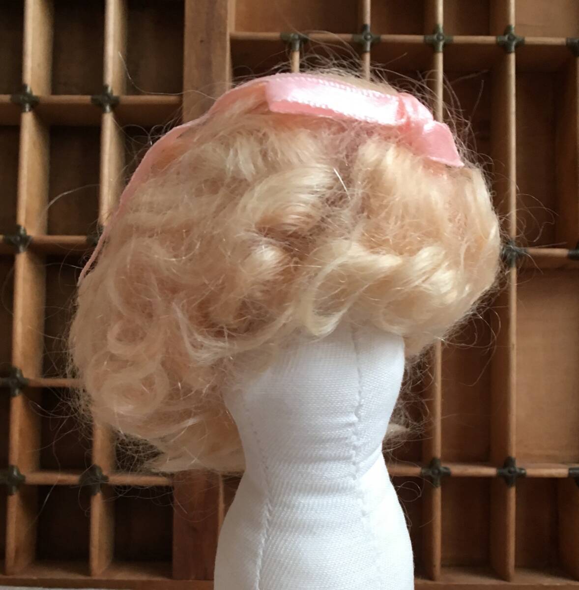 26W ビスクドール用 モヘアウィッグ KAIS LISA (#03256) サイズ 5”-6”インチ Golden-Blonde (ゴールデン ブロンド)_画像3