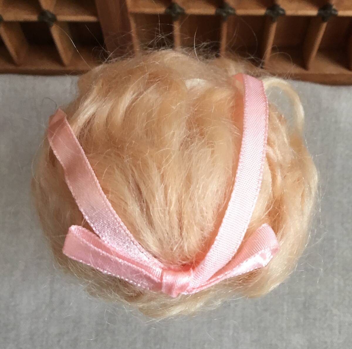 26W ビスクドール用 モヘアウィッグ KAIS LISA (#03256) サイズ 5”-6”インチ Golden-Blonde (ゴールデン ブロンド)_画像6