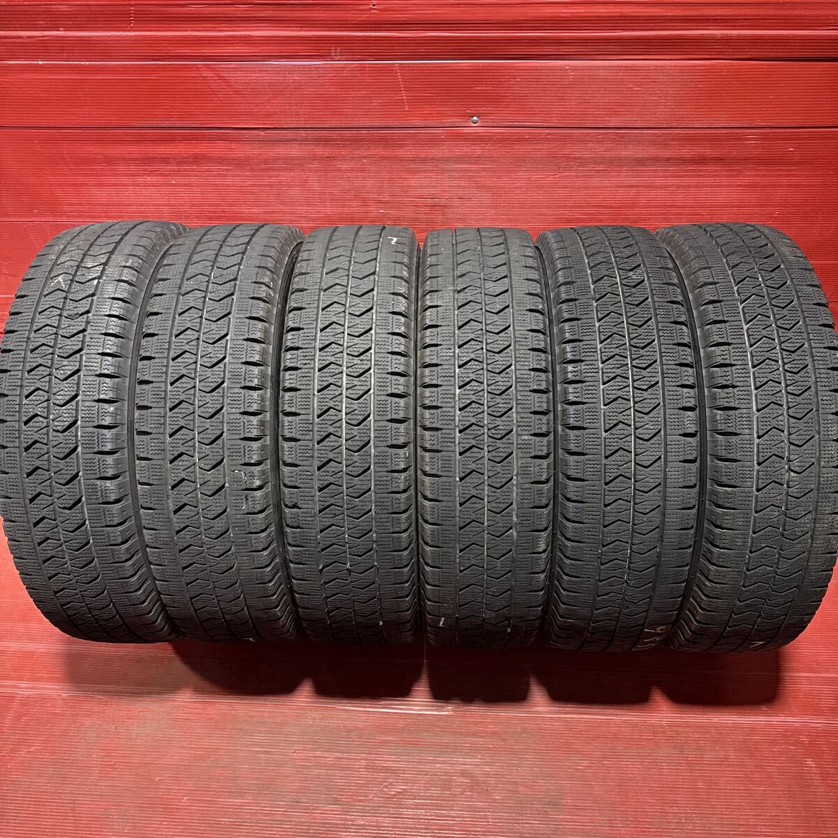 205/75R16 113/111N LT ブリヂストン ブリザック　W989 2024年国産　バリ山　 BRIDGESTONE BLIZZAK スタッドレス　6本(C)_画像1