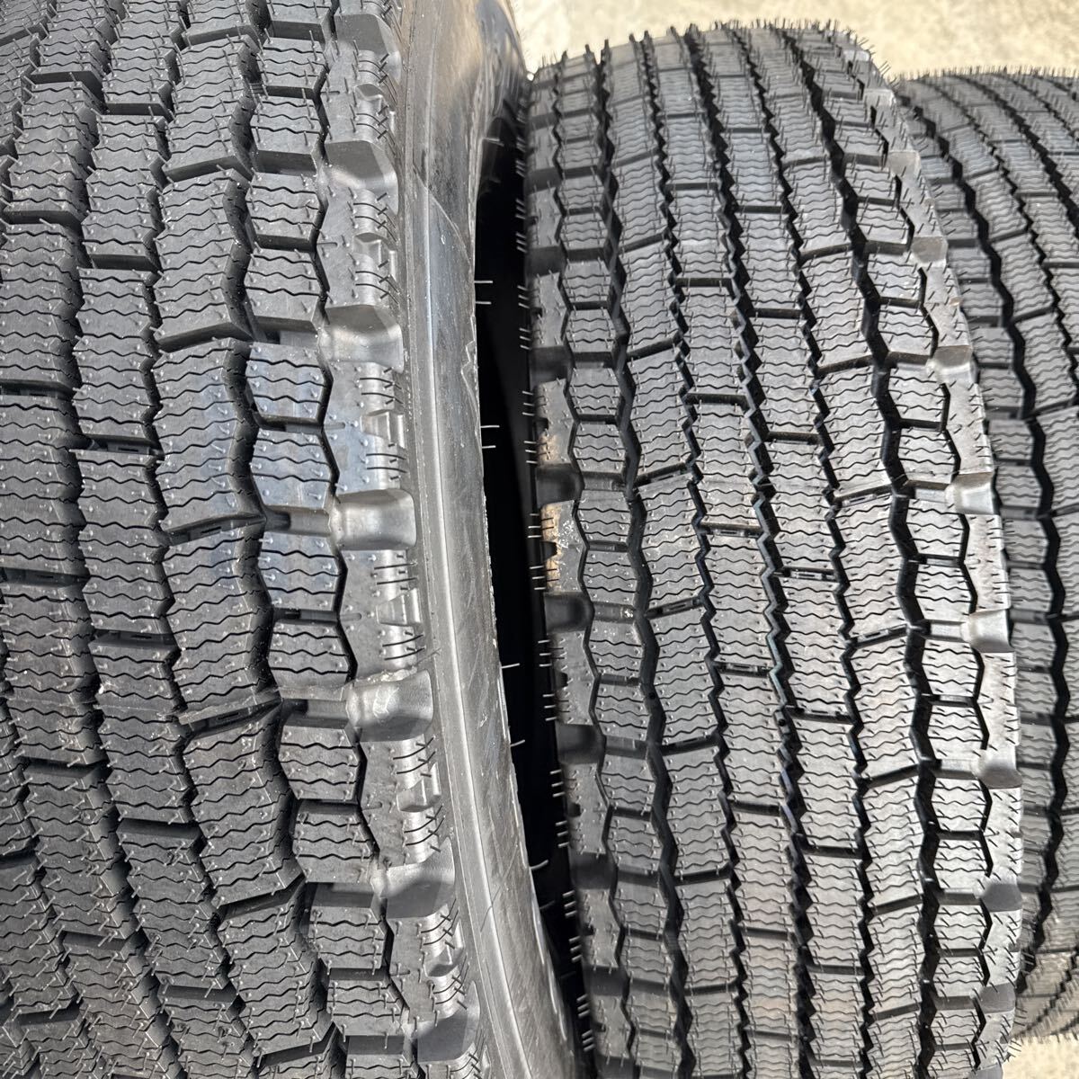 225/90R17.5 127/125L 14PR MICHELIN XDW ICE GRIP 225/90-17.5 ミシュラン スタッドレス 2020年製 未使用品 6本セット_画像3