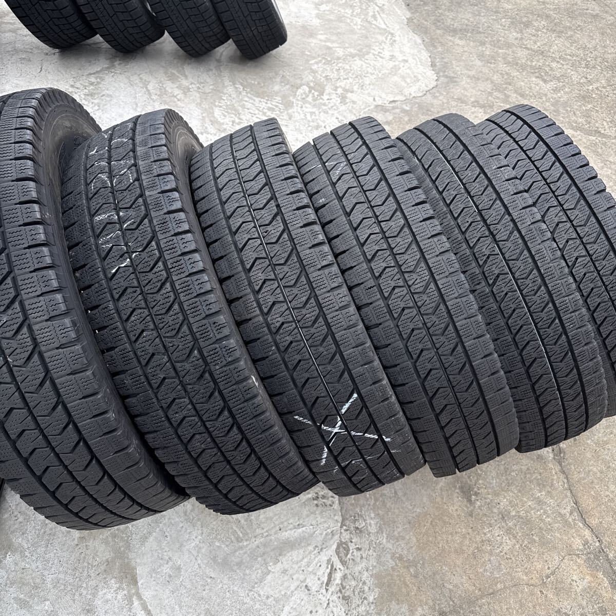 205/80R17.5 120/118N LT BRIDGESTONE BLIZZAK W989 スタッドレス　2023年国産　バリ山　コースターなどに　6本セット_画像1