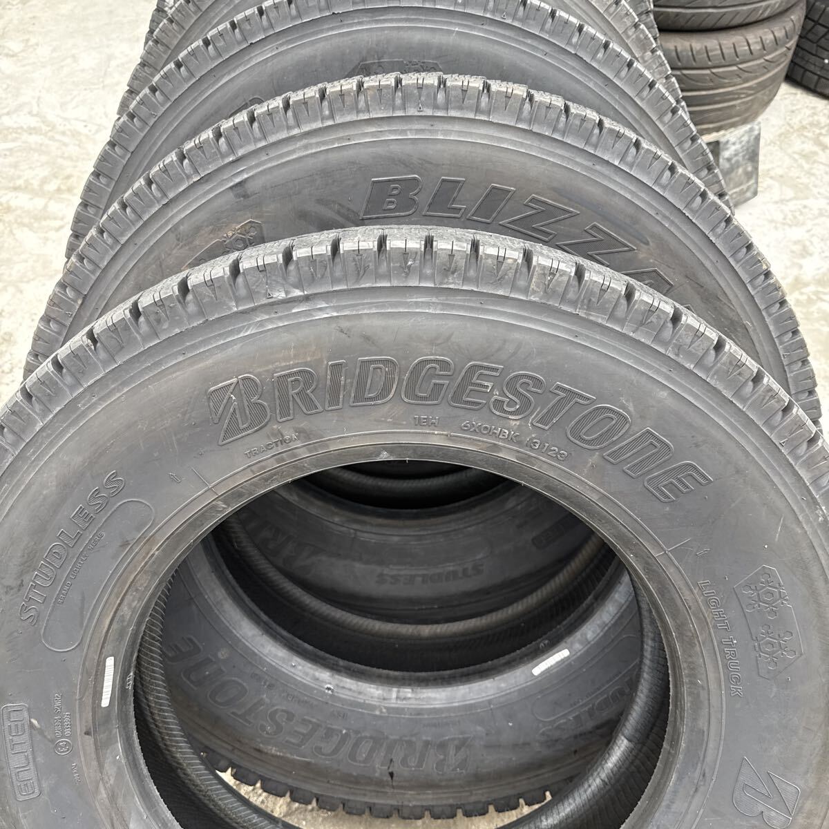 205/80R17.5 120/118N LT BRIDGESTONE BLIZZAK W989 スタッドレス　2023年国産　バリ山　コースターなどに　6本セット_画像8