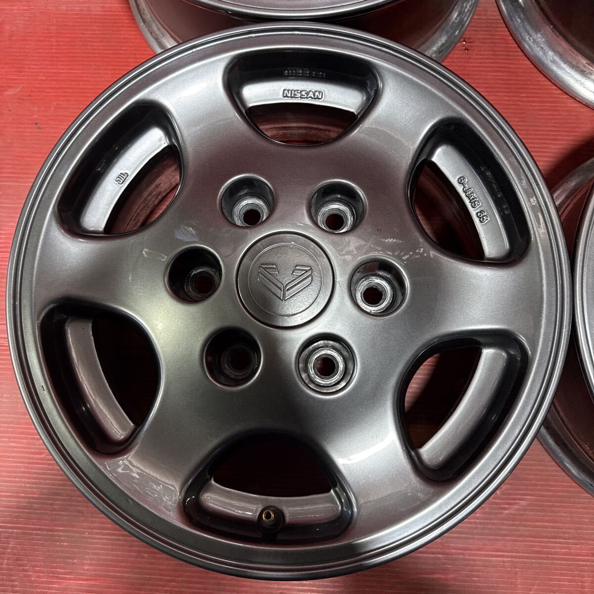 NISSAN NV350 キャラバン　純正ホイール　15インチ　6JJ PCD：139.7-6穴　オフセット：35 比較的に美品　4本セット_画像2