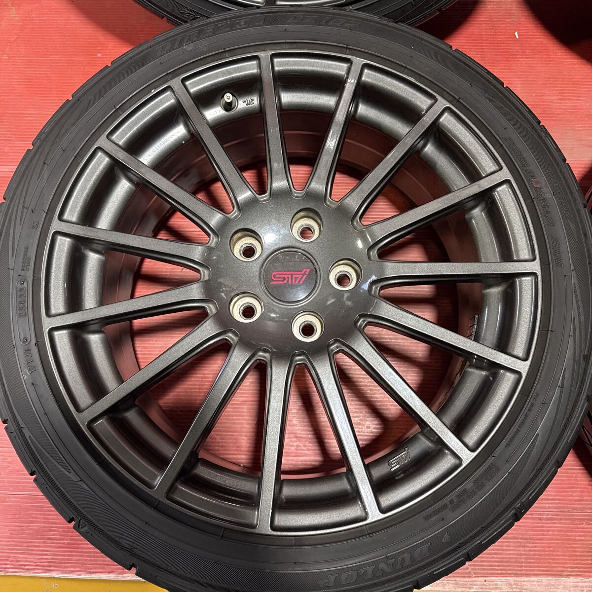 スバル STI 純正ホイール　18インチ　7.5J 114.4-5穴　+55 225/45R18（91W）DUNLOP DIREZZA DZ102 2022年製　バリ山　4本セット_画像2