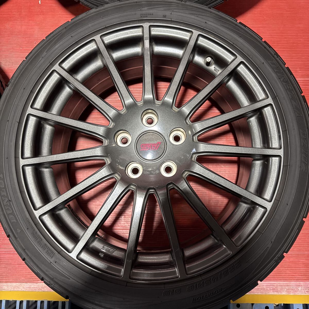 スバル STI 純正ホイール　18インチ　7.5J 114.4-5穴　+55 225/45R18（91W）DUNLOP DIREZZA DZ102 2022年製　バリ山　4本セット_画像3