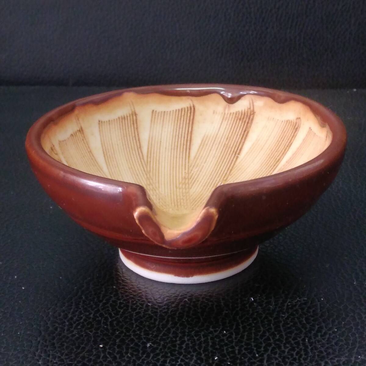 《調理》器具「陶磁器製 こげ茶色 片口すり鉢」 高さ：約3.7cm・円直径：約8.6cm ゴマすりなどに 和食器_画像2