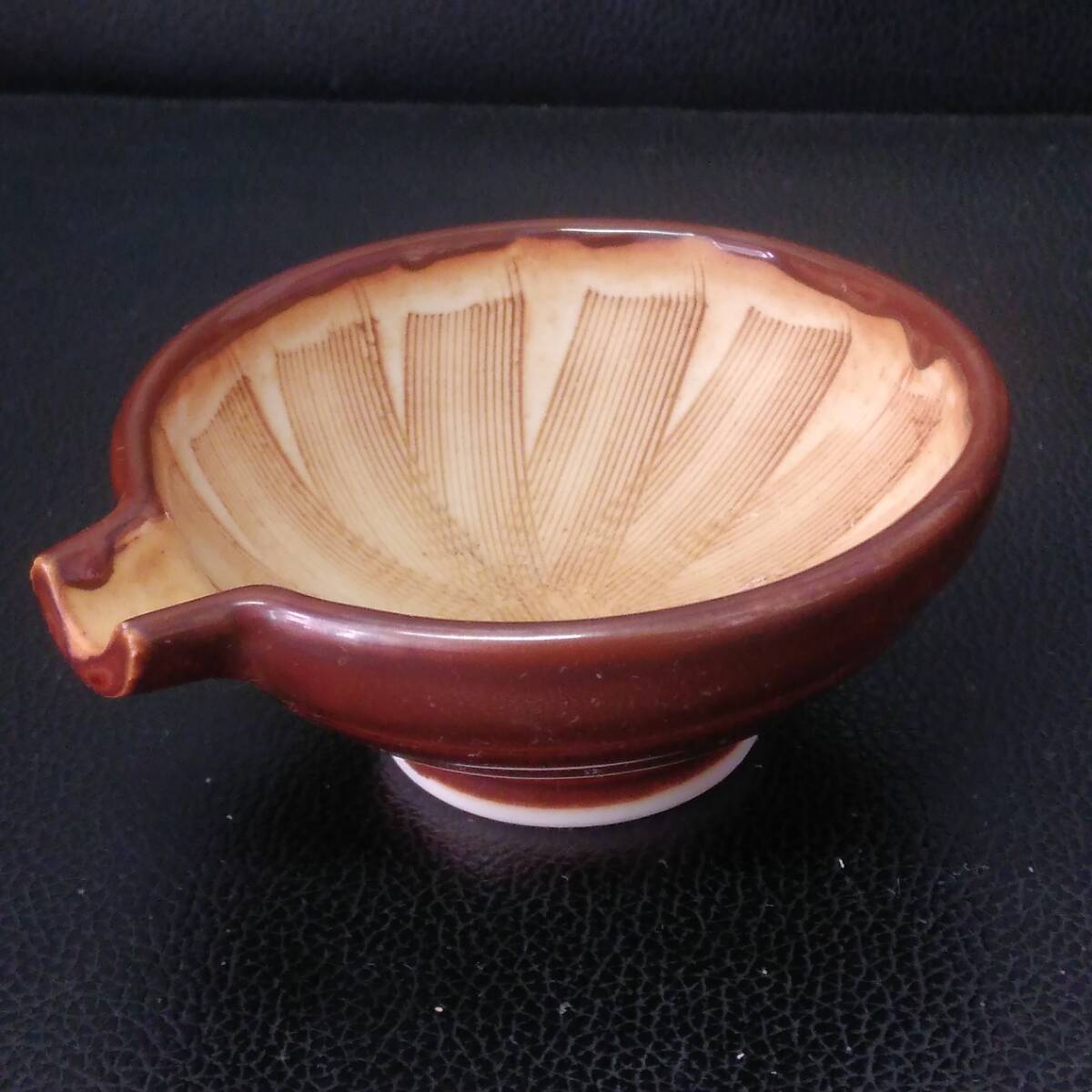 《調理》器具「陶磁器製 こげ茶色 片口すり鉢」 高さ：約3.7cm・円直径：約8.6cm ゴマすりなどに 和食器_画像1