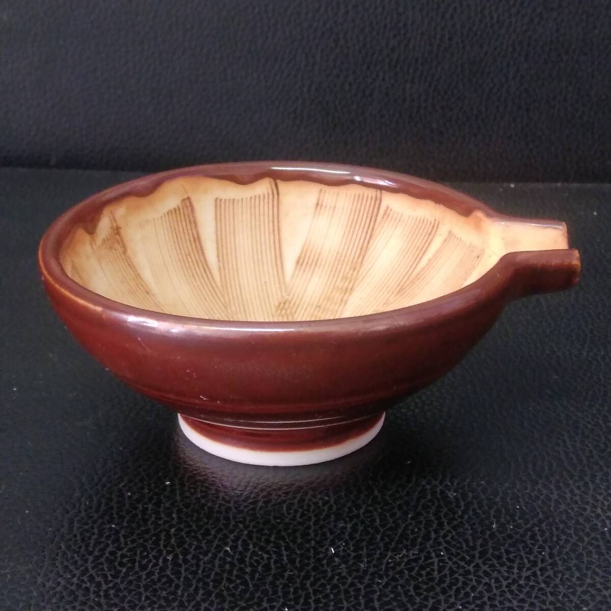 《調理》器具「陶磁器製 こげ茶色 片口すり鉢」 高さ：約3.7cm・円直径：約8.6cm ゴマすりなどに 和食器_画像3