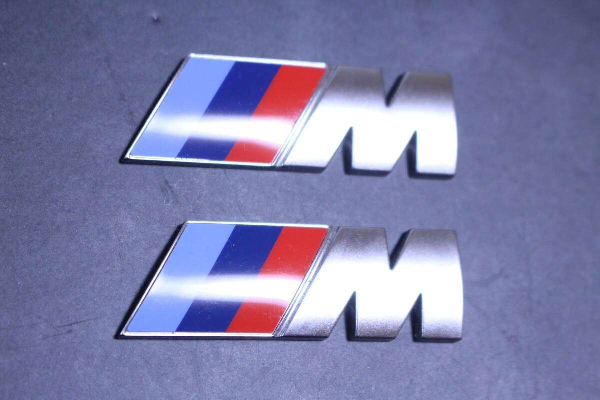 純正品！ BMW M エンブレム 中古 艶消しメッキ 55㎜×18㎜ 2個セット _画像2