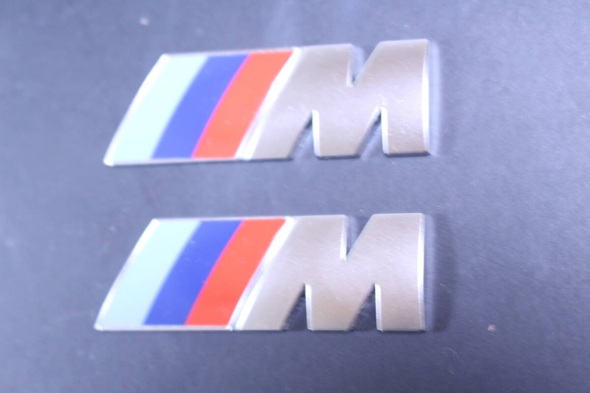 純正品！ BMW M エンブレム 中古 艶消しメッキ 55㎜×18㎜ 2個セット _画像4