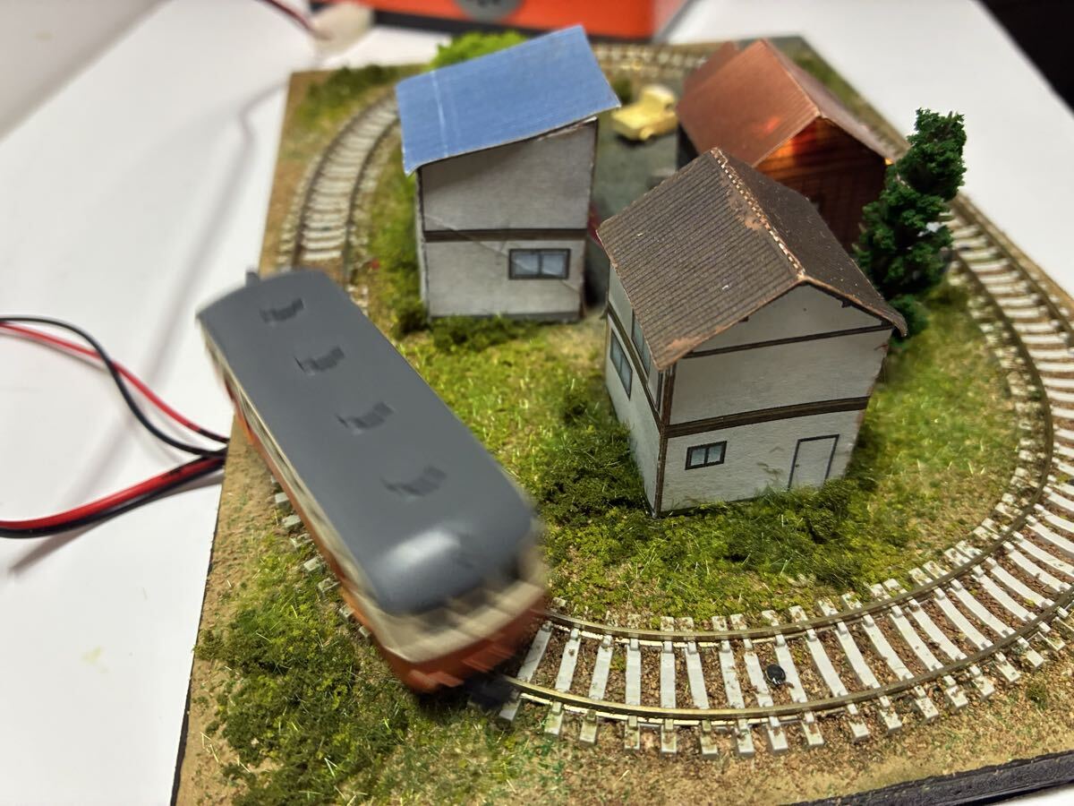 ◎◎駅と路地裏の風景　手のひらレイアウト　駅舎内LED照明スイッチ付、PCフレキシブルレール使用、カトー製フィーダー付　鉄道模型_画像5