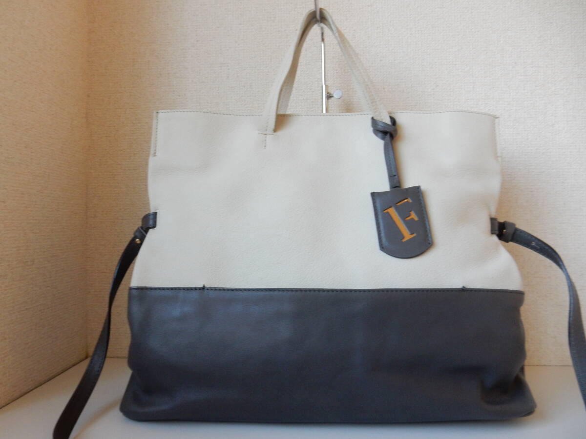 イタリア製☆本革☆FURLA(フルラ)☆A4対応☆☆2WAYトートバッグ(ショルダーベルト、保存袋付き)アイボリー×グレー_画像1