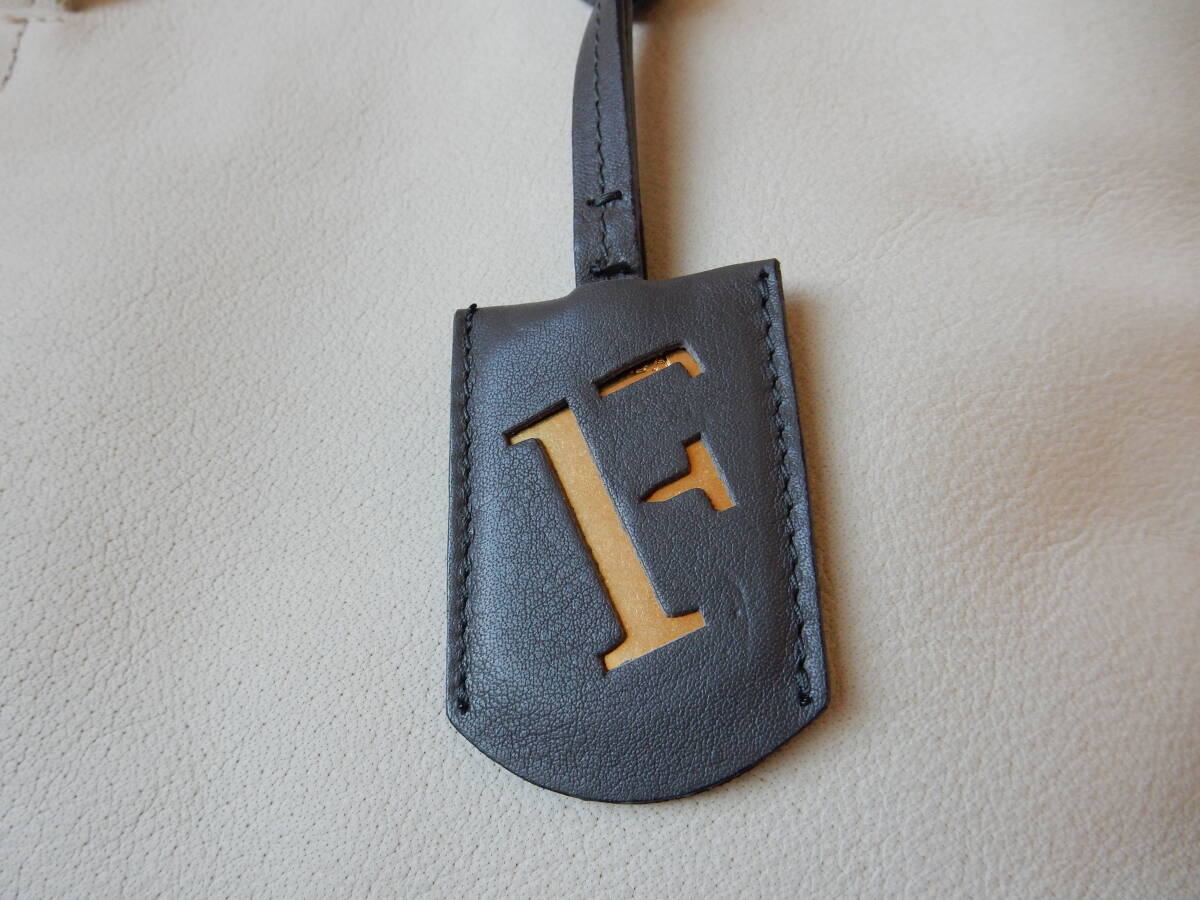 イタリア製☆本革☆FURLA(フルラ)☆A4対応☆☆2WAYトートバッグ(ショルダーベルト、保存袋付き)アイボリー×グレー_画像2