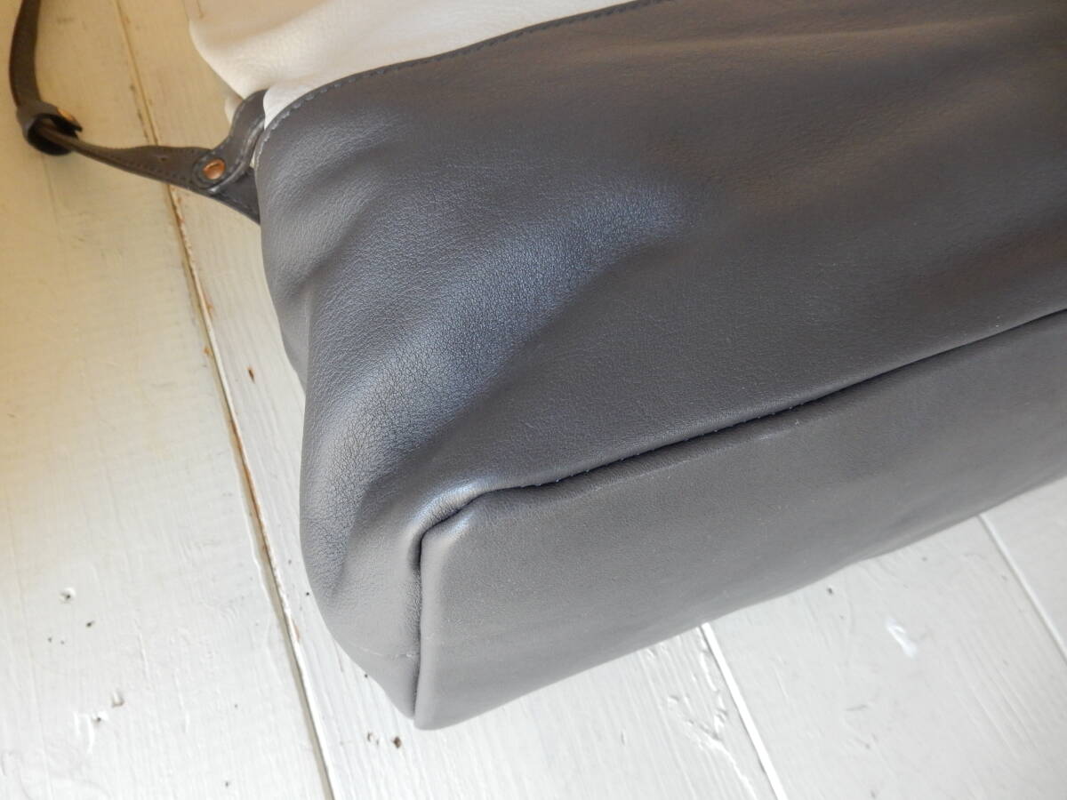 イタリア製☆本革☆FURLA(フルラ)☆A4対応☆☆2WAYトートバッグ(ショルダーベルト、保存袋付き)アイボリー×グレー_画像6