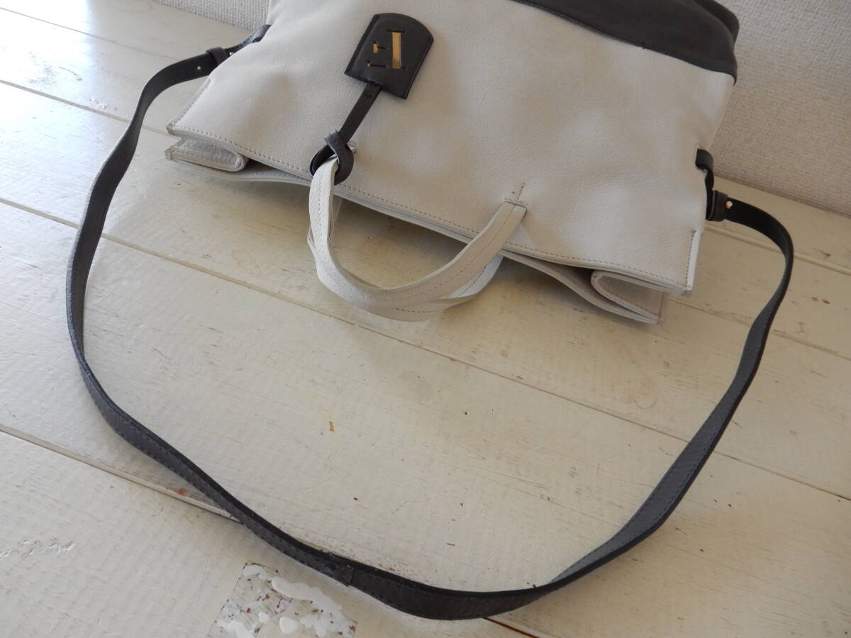 イタリア製☆本革☆FURLA(フルラ)☆A4対応☆☆2WAYトートバッグ(ショルダーベルト、保存袋付き)アイボリー×グレー_画像7