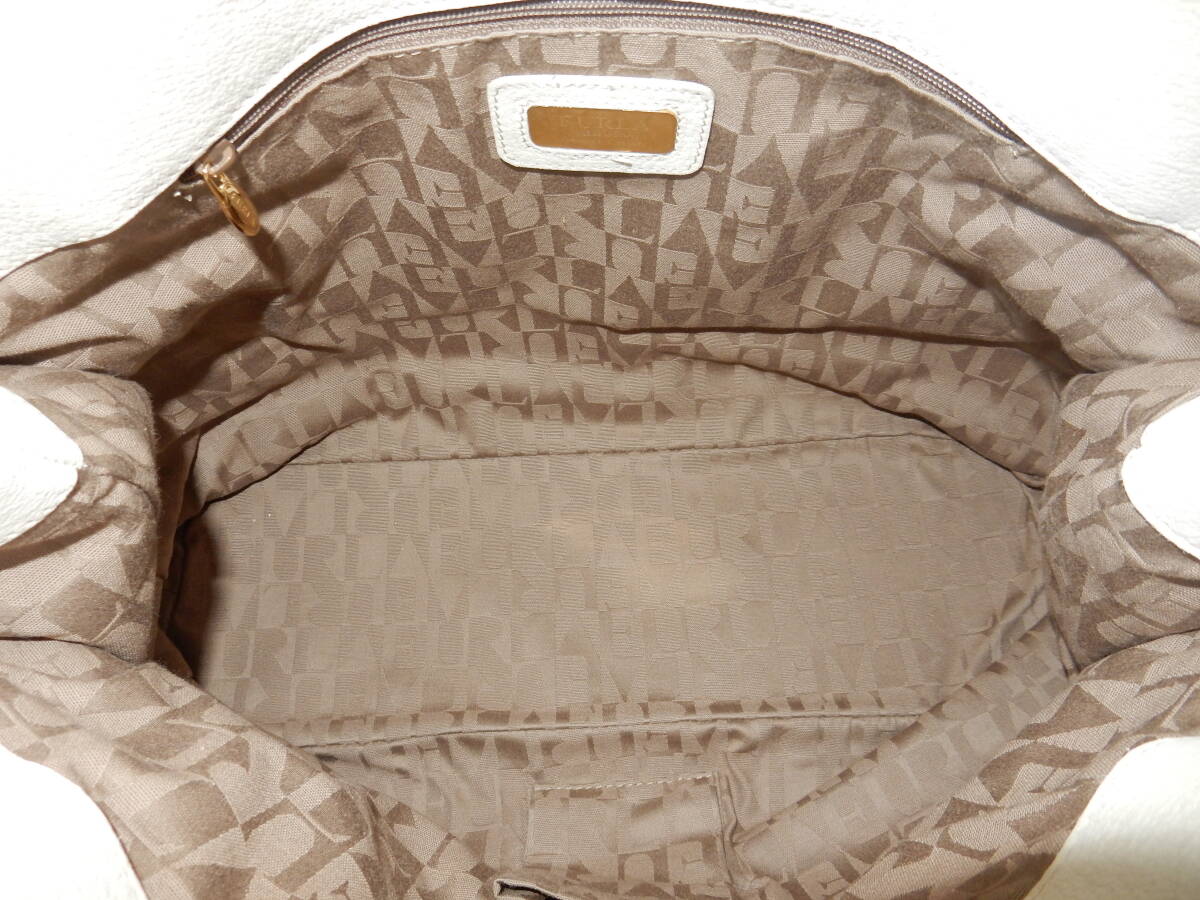 イタリア製☆本革☆FURLA(フルラ)☆A4対応☆☆2WAYトートバッグ(ショルダーベルト、保存袋付き)アイボリー×グレー_画像8