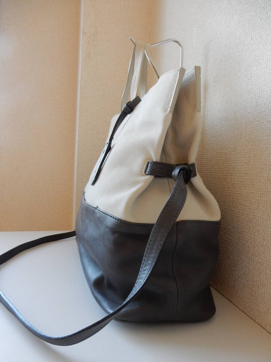 イタリア製☆本革☆FURLA(フルラ)☆A4対応☆☆2WAYトートバッグ(ショルダーベルト、保存袋付き)アイボリー×グレー_画像3