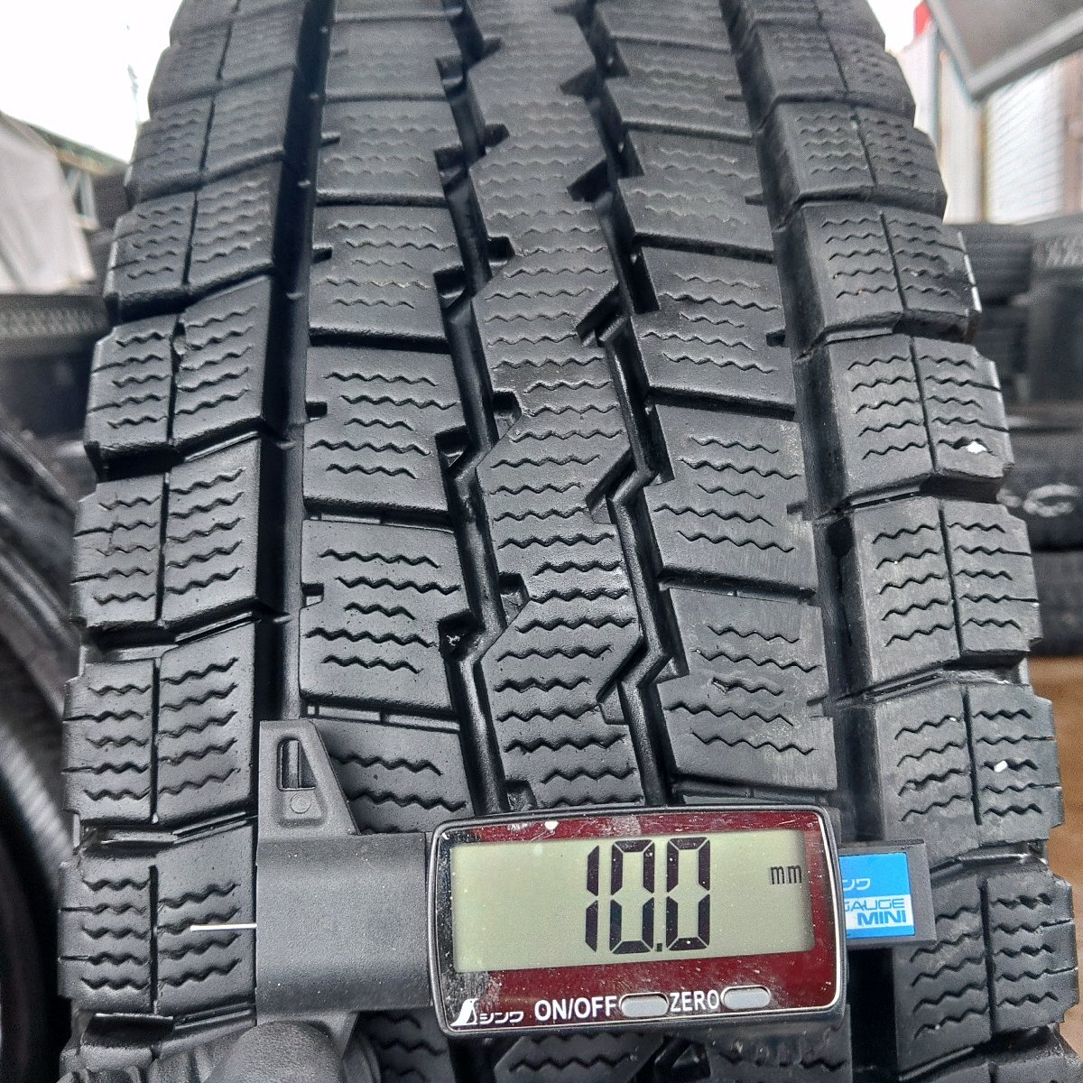 6本価格★上パS1135■195/70R17.5 112/110L LT DUNLOP WINTERMAXX LT03★条件付送料無料★地山 トラック スタッドレス バリ溝_画像2