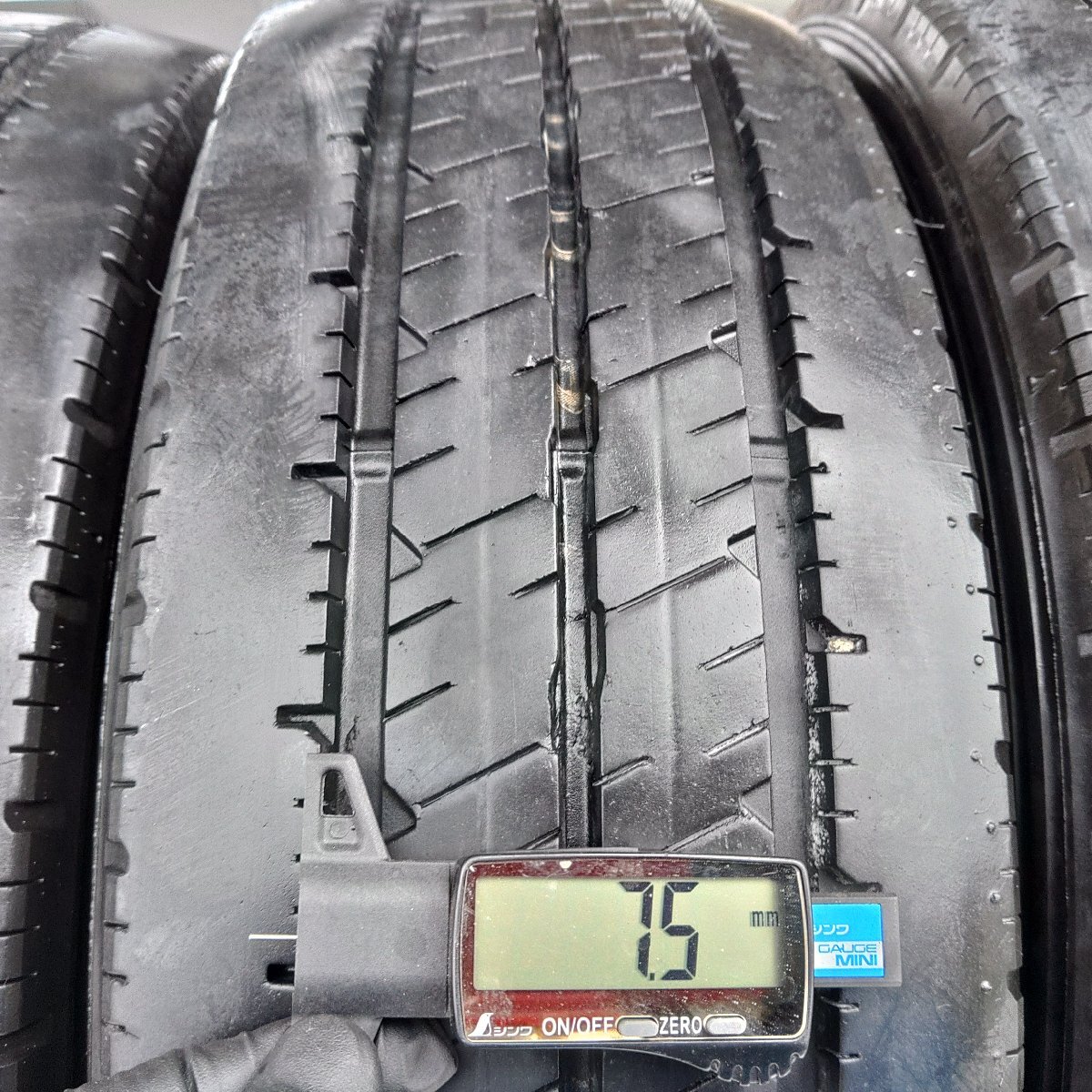 6本価格★上パS1142■205/65R16 109/107L LT DUNLOP ENASAVE SPLT38 2015年★条件付送料無料★地山 トラック 夏タイヤ_画像4
