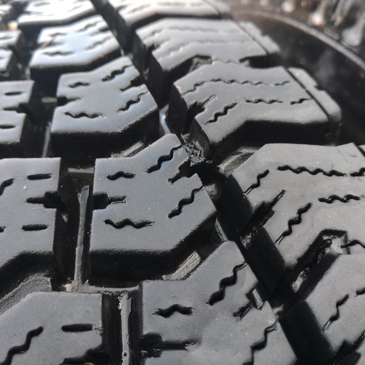 4本価格★上パS1152■225/90R17.5 127/125L TOKO M913 再生スタッドレスタイヤ★条件付送料無料★4t LT トラック スタッドレス_画像3