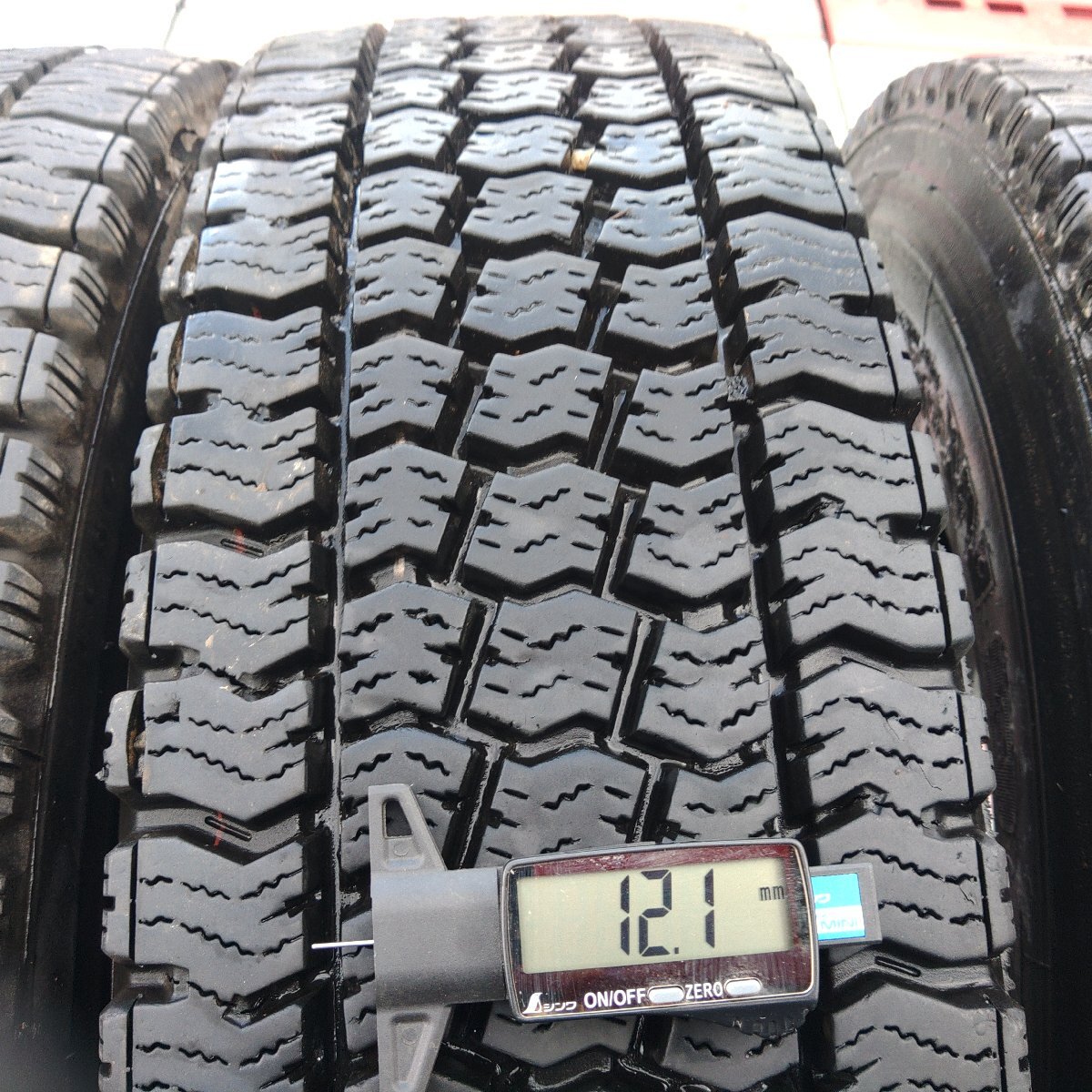 4本価格★上パS1152■225/90R17.5 127/125L TOKO M913 再生スタッドレスタイヤ★条件付送料無料★4t LT トラック スタッドレス_画像2