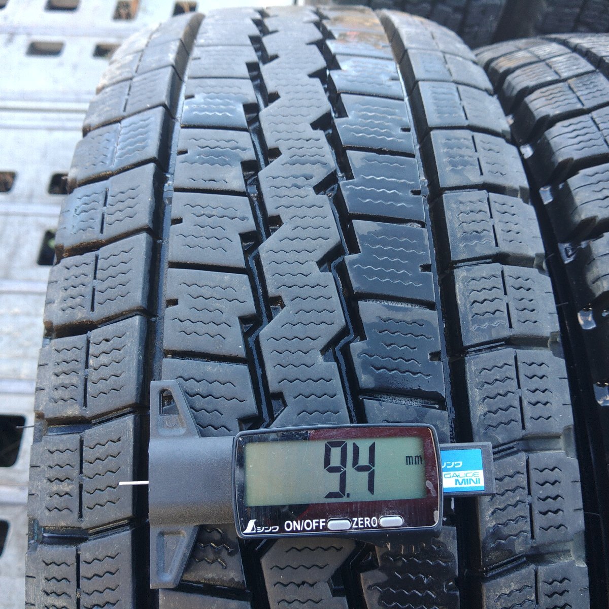 4本価格★上パS1159■205/65R16 109/107L LT DUNLOP WINTERMAXX LT03M 2021年★条件付送料無料★地山 トラック スタッドレス_画像5