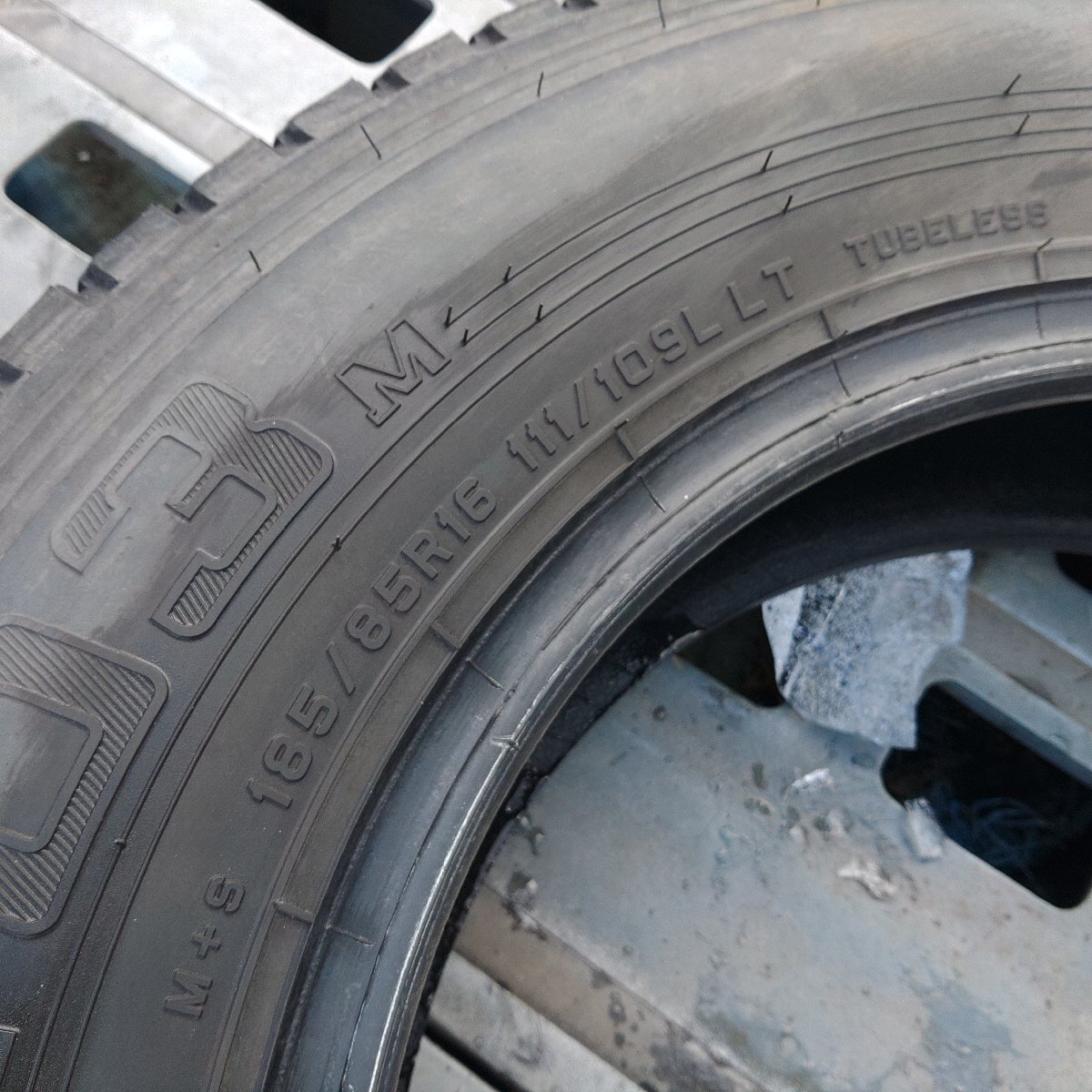 4本価格★上パT9832■185/85R16 111/109L LT DUNLOP WINTERMAXX LT03M 2023年 スタッドレス★条件付送料無料★地山 冬 トラック ._画像6