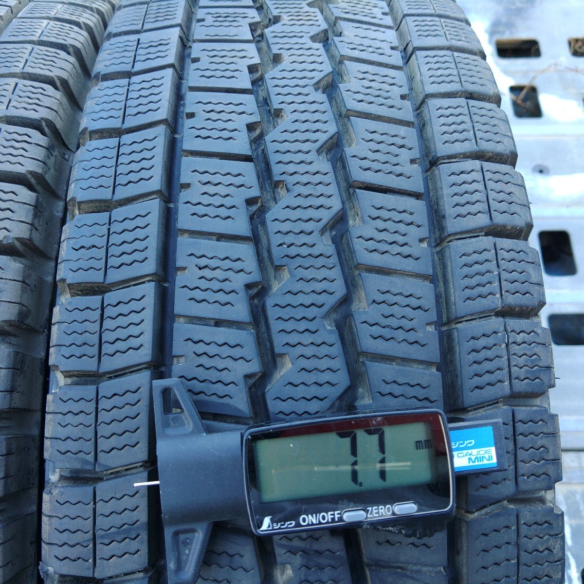 4本価格★上パS967■195/75R15 109/107L LT DUNLOP WINTERMAXX LT03M 21年 スタッドレス★条件付送料無料★地山 トラック ._画像2