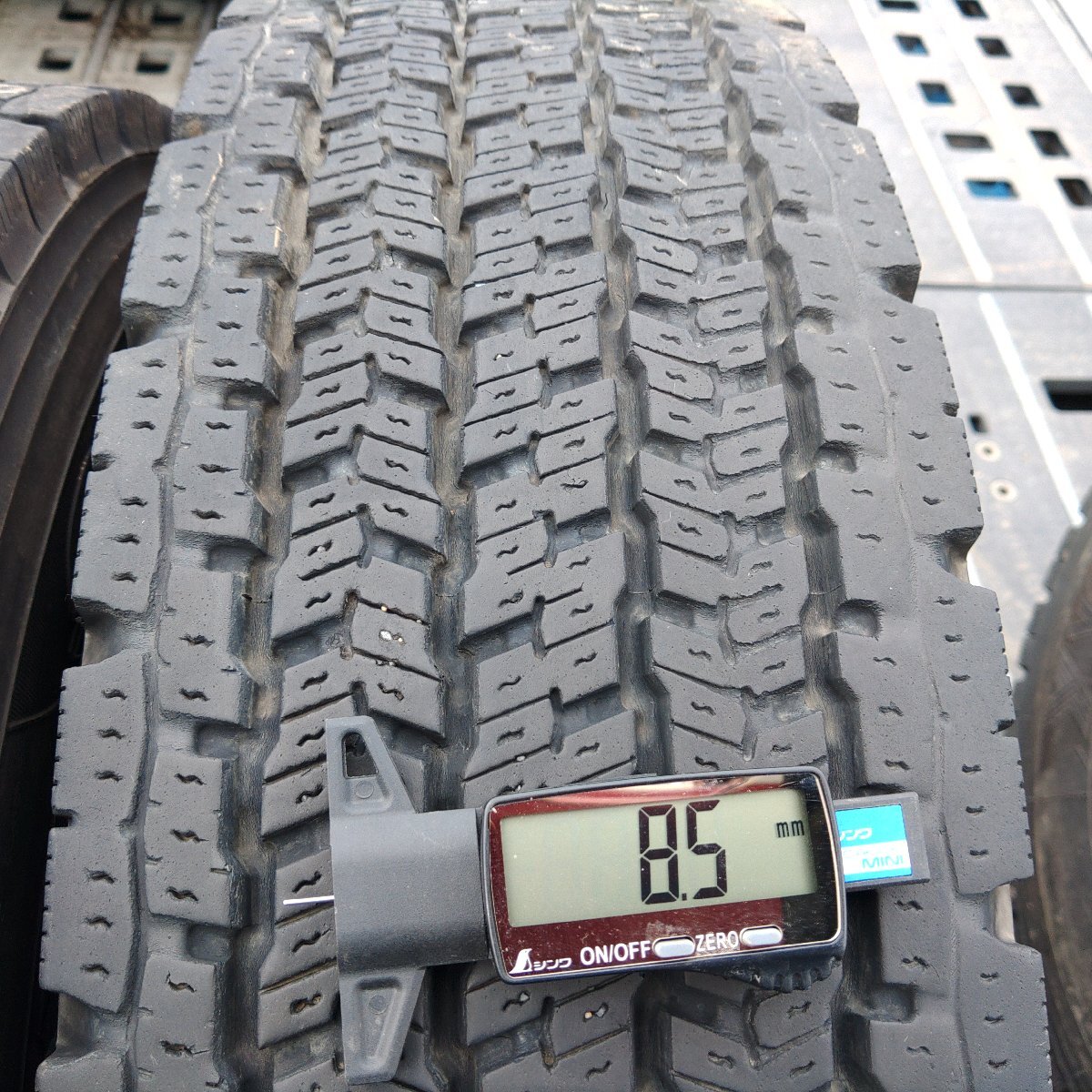2本価格★上パS983②■225/80R17.5 123/122L YOKOHAMA 905W 2023年★条件付送料無料★地山 4t LT トラック スタッドレス ._画像2