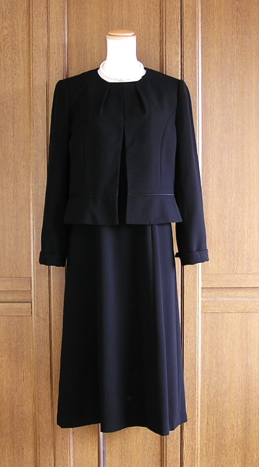 東京ソワール/Coccolussi/黒ワンピース 前ファスナー 7分袖 ポケット有×ジャケット/冠婚葬祭 スーツ/20～30代/9号/ブラックフォーマル_画像1